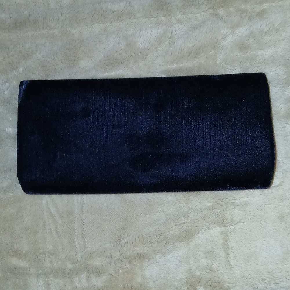 Elegant Black Clutch with Gold Heart Accent - Picture 6 of 6